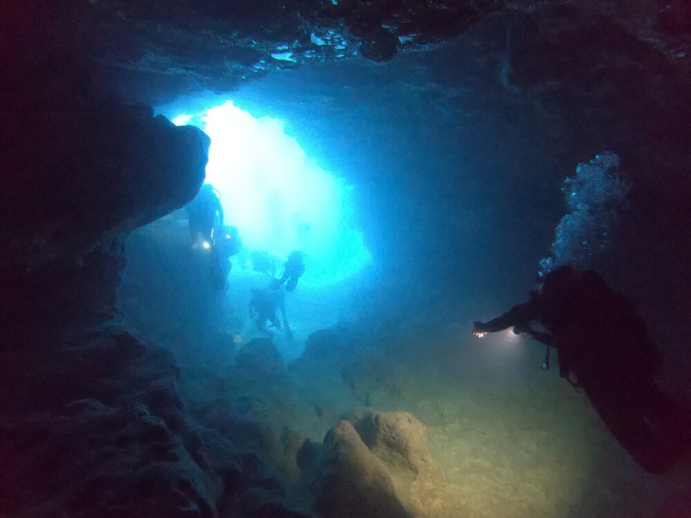 Plongée dans un tunnel à Malte