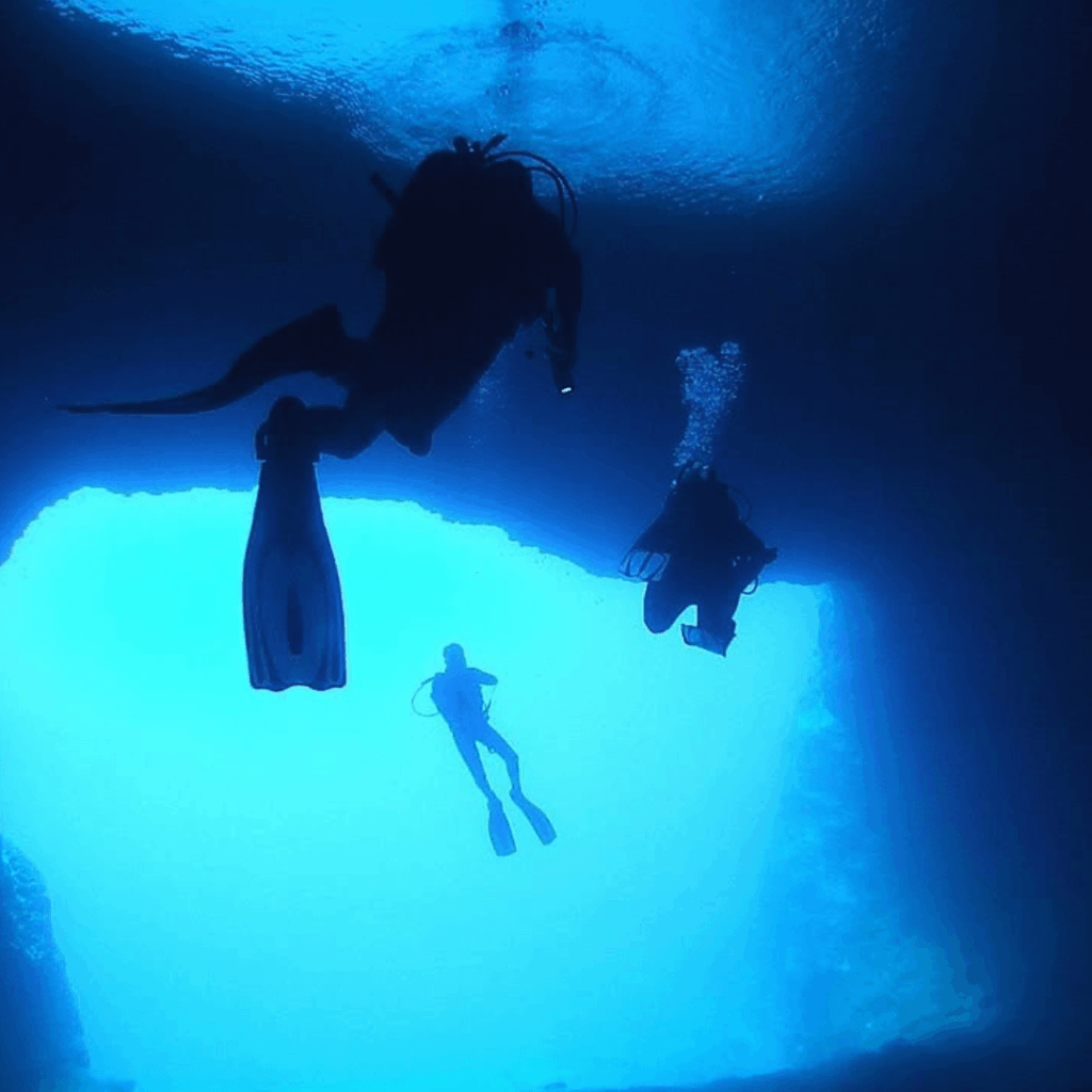 Plonger en Grèce - Bonne visibilité et de nombreux sites incontournables comme des cavernes et grottes - Blue Island Divers
