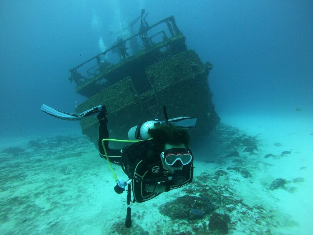 Plongée en profondeur pour le passage du niveau 1 (Open Water Diver PADI). Deep dive for the PADI Open Water Diver certification (Level 1).